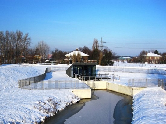 Gemaal Woudsepolder in de sneeuw