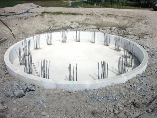 Betonijzer uit de paalkoppen gehakt Betonijzer uit de paalkoppen gehaht